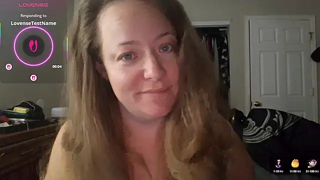 Snapshot of julimonroe chatting on 10/09/25, 10:24 julimonroe online show from 10/09/25, 10:24