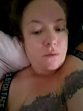 Snapshot of julimonroe chatting on 10/15/25, 05:29 julimonroe online show from 10/15/25, 05:29