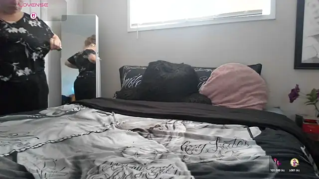 Snapshot of julimonroe chatting on 10/19/25, 04:07 julimonroe online show from 10/19/25, 04:07