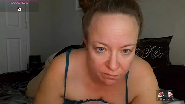 Snapshot of julimonroe chatting on 12/18/25, 10:43 julimonroe online show from 12/18/25, 10:43