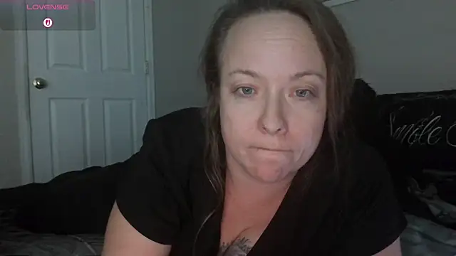 Snapshot of julimonroe chatting on 12/19/25, 03:02 julimonroe online show from 12/19/25, 03:02