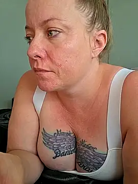 julimonroe online show from 04/15/26, 05:09