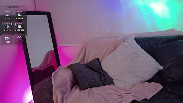 Snapshot of Lia_Tinez chatting on 10/19/25, 12:11 Lia Tinez online show from 10/19/25, 12:11