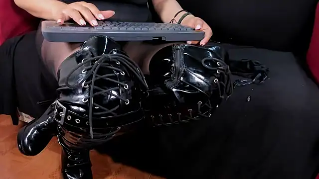 MissVioleta1 online show from 04/23/26, 12:15