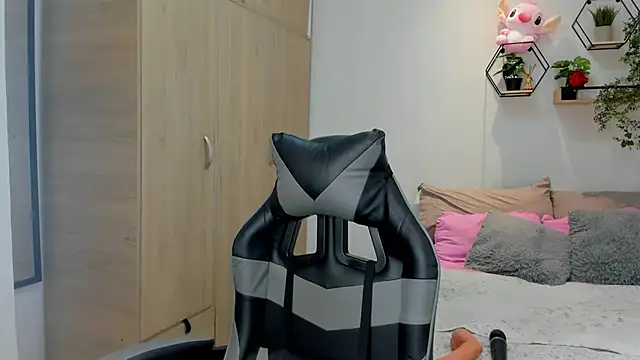 lara rose1 online show from 11/12/25, 07:20