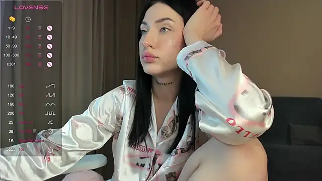 JenniferQueen11 online show from 01/12/25, 12:33