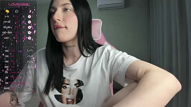 JenniferQueen11 online show from 02/15/25, 02:22