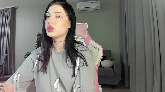 JenniferQueen11 online show from 02/18/25, 04:16