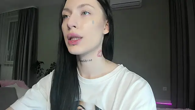 JenniferQueen11 online show from 10/22/25, 08:52