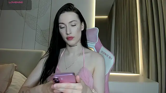 JenniferQueen11 online show from 04/13/26, 12:43