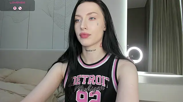JenniferQueen11 online show from 06/05/26, 08:58