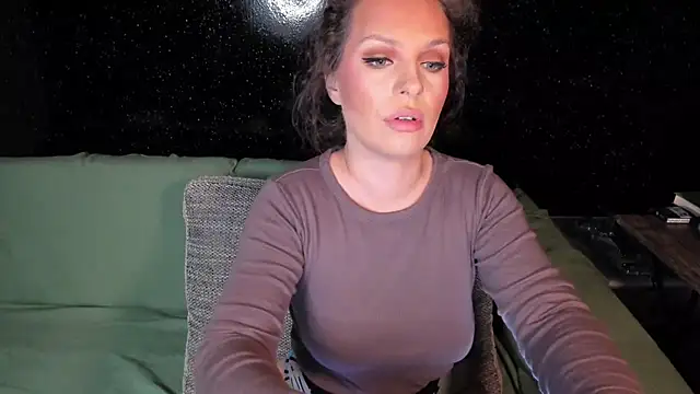 Snapshot of LondonBadGirl chatting on 03/14/25, 12:32 LondonBadGirl online show from 03/14/25, 12:32