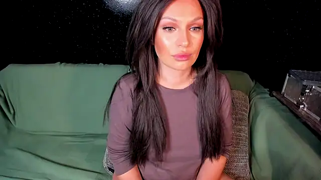 Snapshot of LondonBadGirl chatting on 03/17/25, 12:19 LondonBadGirl online show from 03/17/25, 12:19