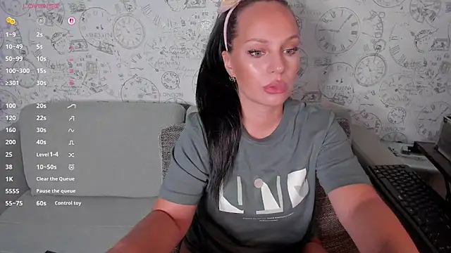 Snapshot of LondonBadGirl chatting on 09/16/25, 08:43 LondonBadGirl online show from 09/16/25, 08:43