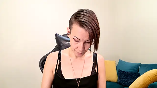 EveEnigma online show from 02/04/25, 01:27