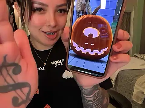 Snapshot of nativepumpkin95 chatting on 10/15/25, 02:01 nativepumpkin95 online show from 10/15/25, 02:01