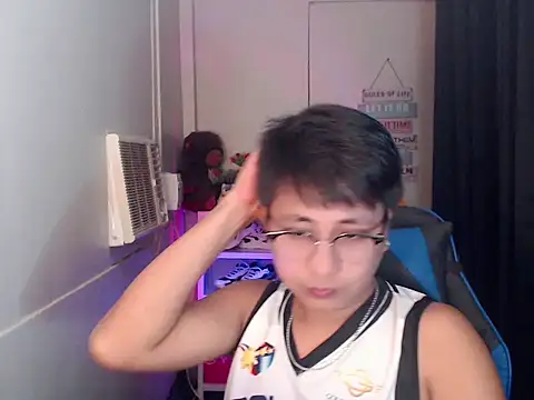 Snapshot of khael_moreno chatting on 11/22/25, 10:42 khael moreno online show from 11/22/25, 10:42