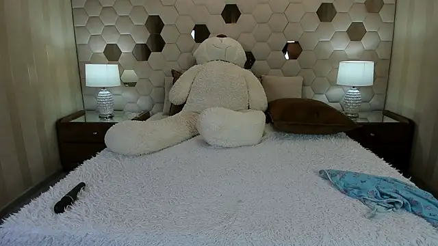 XLindaMilfX online show from 04/22/26, 07:00