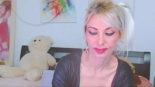 HoneyLara online show from 04/18/26, 10:21