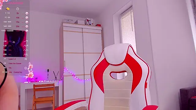 Snapshot of HotCarolineXO chatting on 10/04/25, 11:52 HotCarolineXO online show from 10/04/25, 11:52