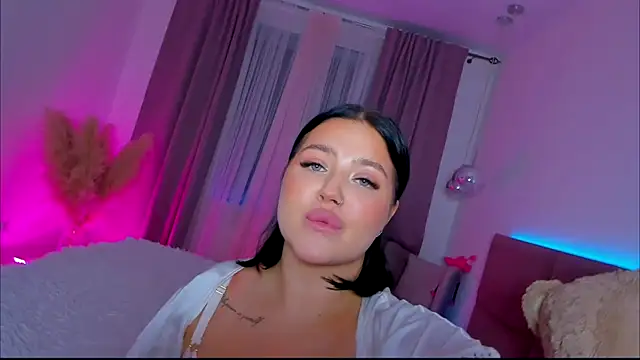 Snapshot of KylieLips chatting on 09/18/25, 06:54 KylieLips online show from 09/18/25, 06:54