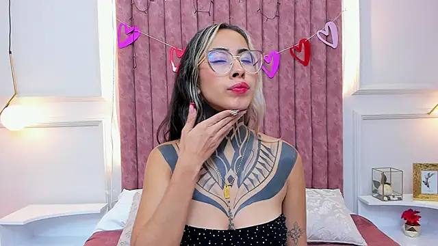 Snapshot of NicoleBlum chatting on 02/12/25, 02:43 NicoleBlum online show from 02/12/25, 02:43