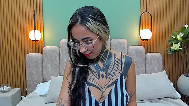 Snapshot of NicoleBlum chatting on 02/21/25, 05:31 NicoleBlum online show from 02/21/25, 05:31