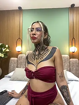 Snapshot of NicoleBlum chatting on 03/11/25, 07:14 NicoleBlum online show from 03/11/25, 07:14