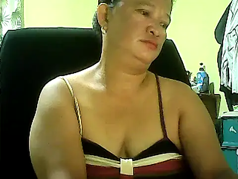 Snapshot of hott_scarlett chatting on 03/05/25, 10:32 hott scarlett online show from 03/05/25, 10:32