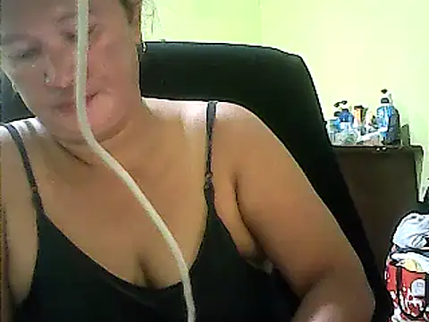 Snapshot of hott_scarlett chatting on 03/17/25, 12:19 hott scarlett online show from 03/17/25, 12:19