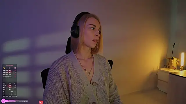 Snapshot of AskAlexa chatting on 11/18/25, 09:03 AskAlexa online show from 11/18/25, 09:03