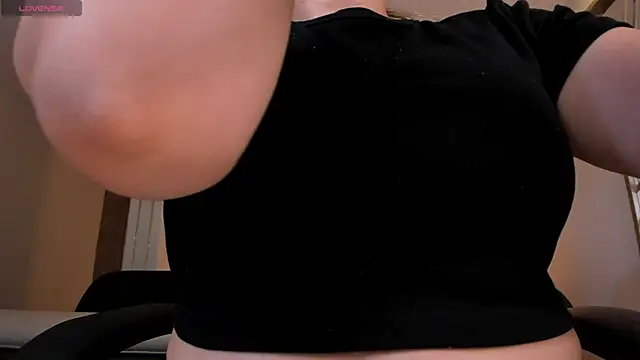 Snapshot of MartinnaBonnet chatting on 02/13/25, 11:06 MartinnaBonnet online show from 02/13/25, 11:06