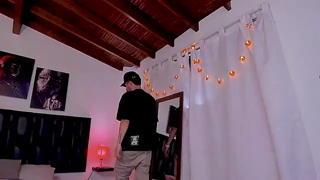 Snapshot of Pleasure_Vibes23 chatting on 02/14/25, 09:32 Pleasure Vibes23 online show from 02/14/25, 09:32