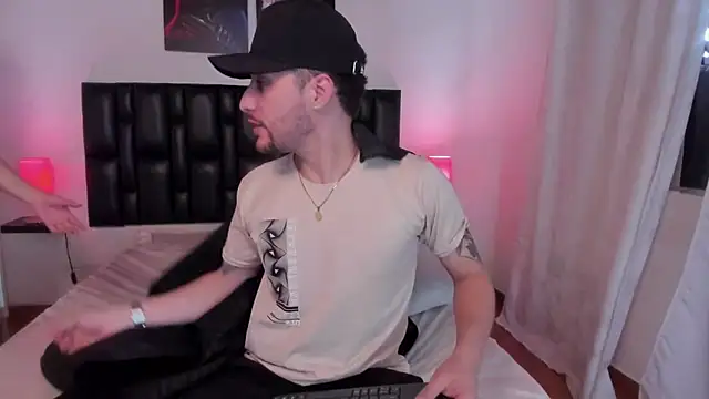 Snapshot of Pleasure_Vibes23 chatting on 02/15/25, 09:37 Pleasure Vibes23 online show from 02/15/25, 09:37