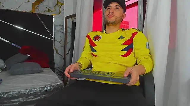 Snapshot of Pleasure_Vibes23 chatting on 03/20/25, 08:40 Pleasure Vibes23 online show from 03/20/25, 08:40