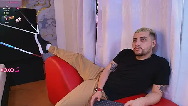 Snapshot of Pleasure_Vibes23 chatting on 10/13/25, 09:15 Pleasure Vibes23 online show from 10/13/25, 09:15