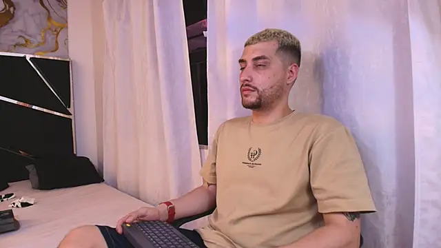 Snapshot of Pleasure_Vibes23 chatting on 10/14/25, 10:32 Pleasure Vibes23 online show from 10/14/25, 10:32