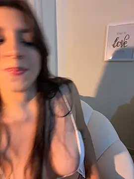 Snapshot of loolla_23 chatting on 09/19/25, 03:30 loolla 23 online show from 09/19/25, 03:30