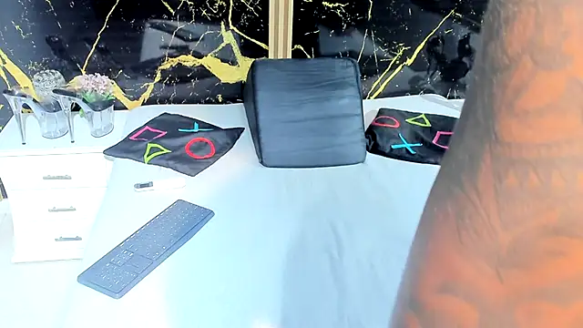 NahomyOwen online show from 10/06/25, 12:24