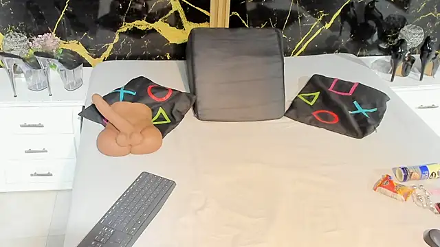 NahomyOwen online show from 10/20/25, 12:16