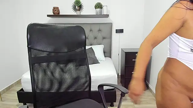 Snapshot of isabella_florez chatting on 12/27/24, 03:15 isabella florez online show from 12/27/24, 03:15