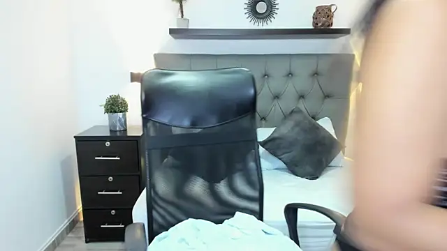 Snapshot of isabella_florez chatting on 03/01/25, 06:00 isabella florez online show from 03/01/25, 06:00