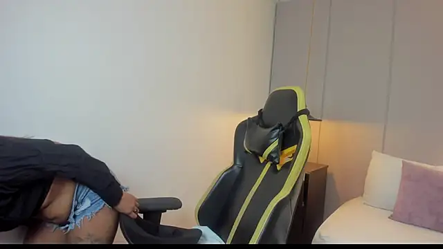 isabella florez online show from 04/23/26, 01:51