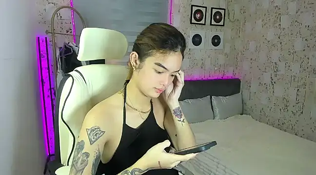 Snapshot of AlexandraMooree chatting on 01/17/25, 01:46 AlexandraMooree online show from 01/17/25, 01:46