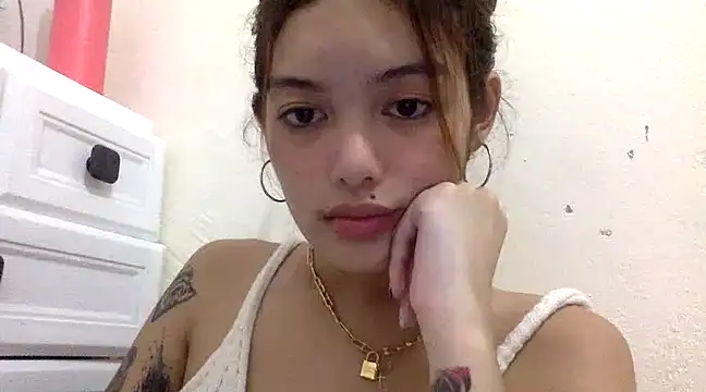 Snapshot of AlexandraMooree chatting on 02/23/25, 01:53 AlexandraMooree online show from 02/23/25, 01:53