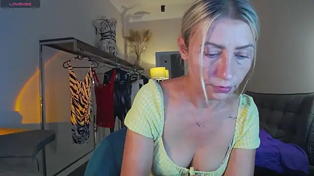 ZoeGrant online show from 09/25/25, 07:39