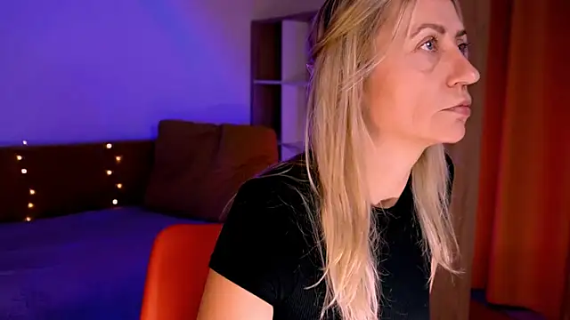 Snapshot of ZoeGrant chatting on 12/18/25, 08:48 ZoeGrant online show from 12/18/25, 08:48