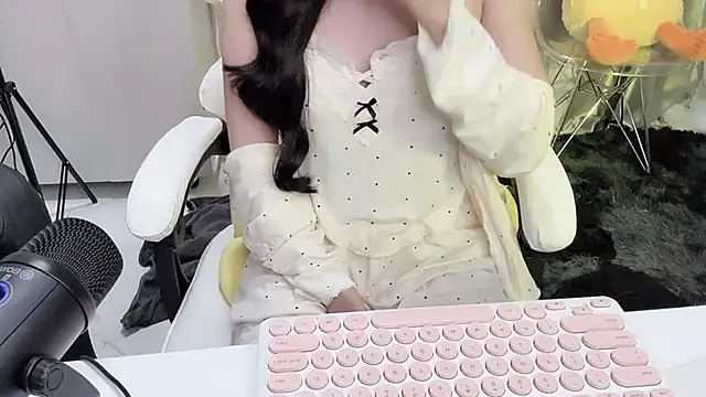 Snapshot of Mya_Lee chatting on 01/24/25, 10:19 Mya Lee online show from 01/24/25, 10:19