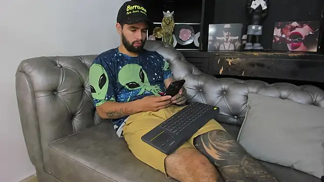 Snapshot of matteosantos chatting on 02/25/25, 11:30 matteosantos online show from 02/25/25, 11:30