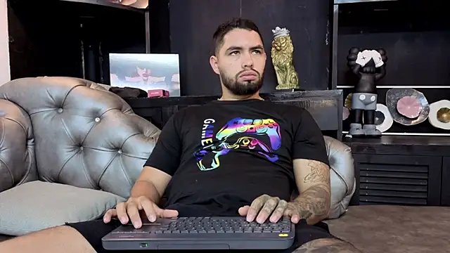 Snapshot of matteosantos chatting on 10/05/25, 11:30 matteosantos online show from 10/05/25, 11:30